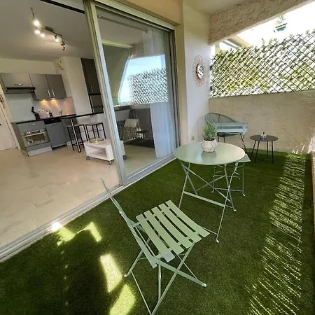 Studio Avec Grande Terrasse *